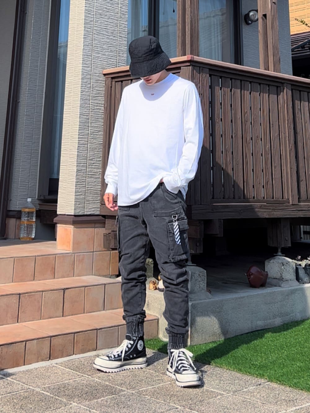 「バケットハット、シンプル、リラックススタイル、ロンT、ミリタリーパンツ、白ロンT、白Tシャツ、カーゴパンツ、カーゴジョガーパンツ、スニーカー、Diesel、韓国ファッション、韓国ストリート、ストリート」｜「DIESELのアイテム（Tシャツ/カットソー、ホワイト系）」を使った、だいきさん（メンズ・174cm）の秋コーディネートの1枚目の写真