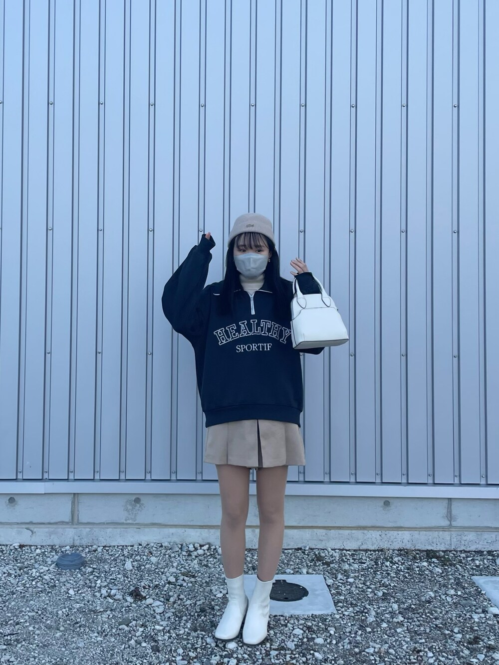 「秋のコーデ、秋服まるっと大公開、ブーツ、低身長女子、ゆるコーデ、GU、パーカー、ニット帽、秋服、ショートパンツ」｜「LAKOLEのスクエアトゥソフトショートブーツ / 228576（ブーツ、ホワイト系）」を使った、m a y a ☺︎さん（レディース・153cm）の秋コーディネートの1枚目の写真