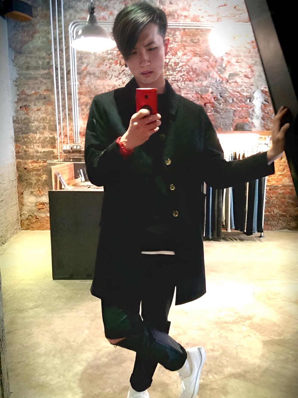 「REMIX、VANS、denim、longsleeve、coat」｜「REMIXのアイテム（チェスターコート、ブラック系）」を使った、張龍瑋さん（メンズ・177cm）の春コーディネートの1枚目の写真