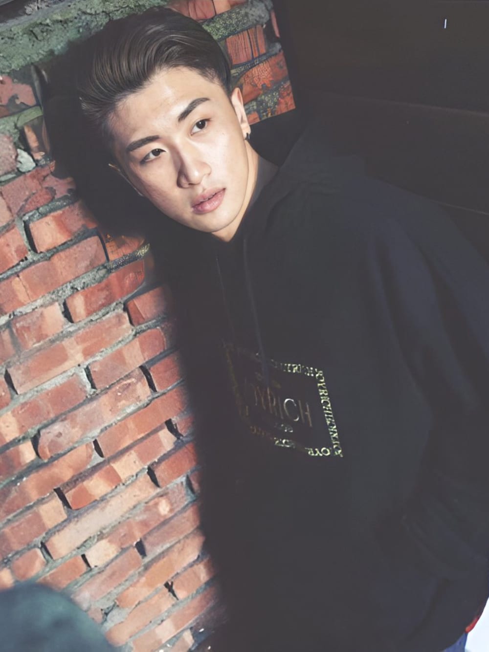 「Tainan、hoodie、streetstyle、soul」｜「JOYRICHのアイテム（パーカー、ブラック系）」を使った、張龍瑋さん（メンズ・177cm）の春コーディネートの1枚目の写真