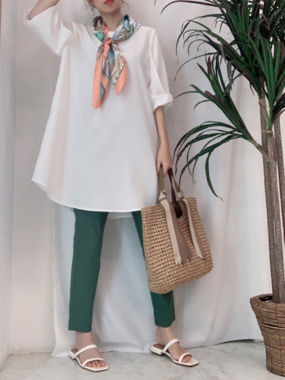 「Bou Jeloudのエナメル細ベルトサンダル（サンダル、ホワイト系）」を使った、Bou Jeloudさん（レディース・157cm）の秋コーディネートの1枚目の写真