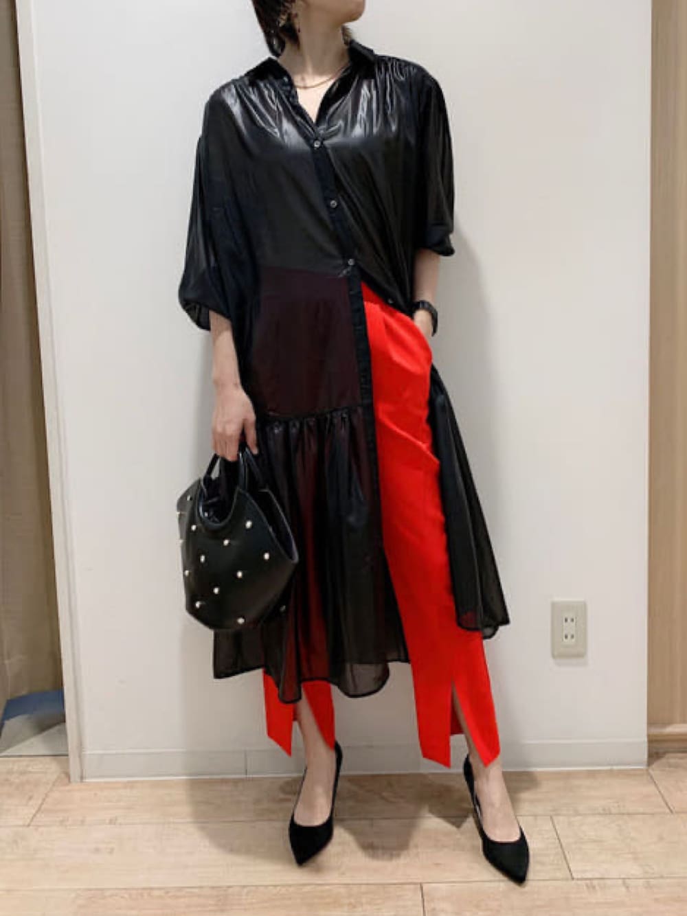 「Bou Jeloudのチンツヘムギャザーシャツワンピース（ワンピース、ブラック系）」を使った、Bou Jeloudさん（レディース・165cm）の秋コーディネートの1枚目の写真