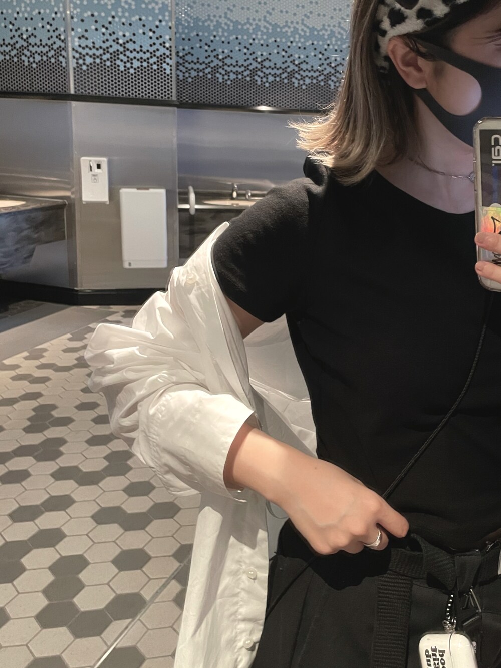 「ディズニー、ディズニーコーデ、101匹わんちゃん、ootd、101匹わんちゃんコーデ、ZARA、tiffany&co」｜「ZARAのアイテム（Tシャツ/カットソー、ブラック系）」を使った、leowさん（レディース・153cm）の秋コーディネートの1枚目の写真