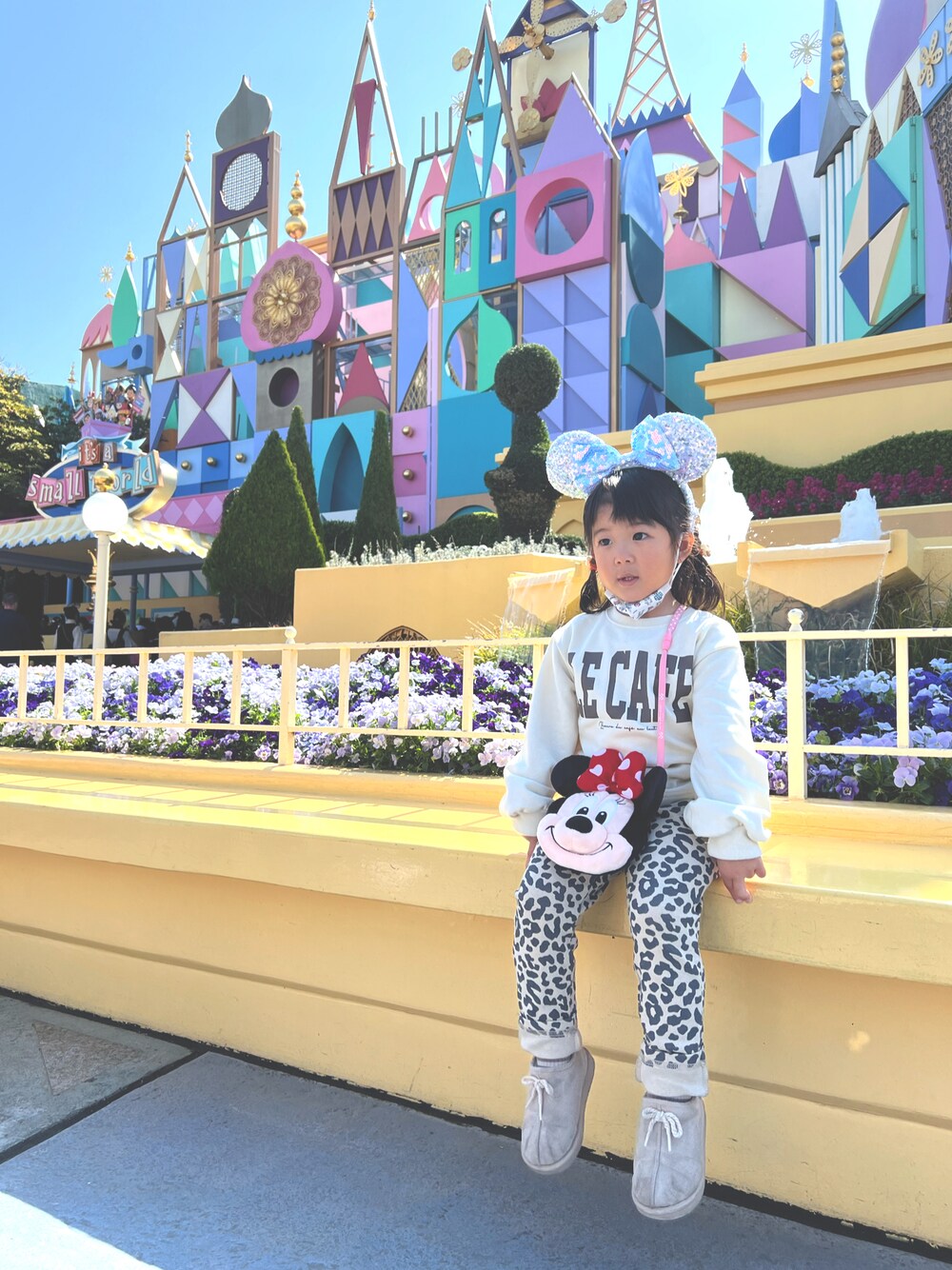 「ディズニーコーデ、ディズニー、ディズニーランド、カジュアルコーデ、カジュアル、レオパード、ワントーンコーデ、ミニー、ミニーちゃん、キッズコーデ、女の子、スウェット、今日のコーデ、4歳」｜「西松屋のアイテム（モカシン/デッキシューズ、ベージュ系）」を使った、hocc さん（キッズ・90cm）の春コーディネートの1枚目の写真