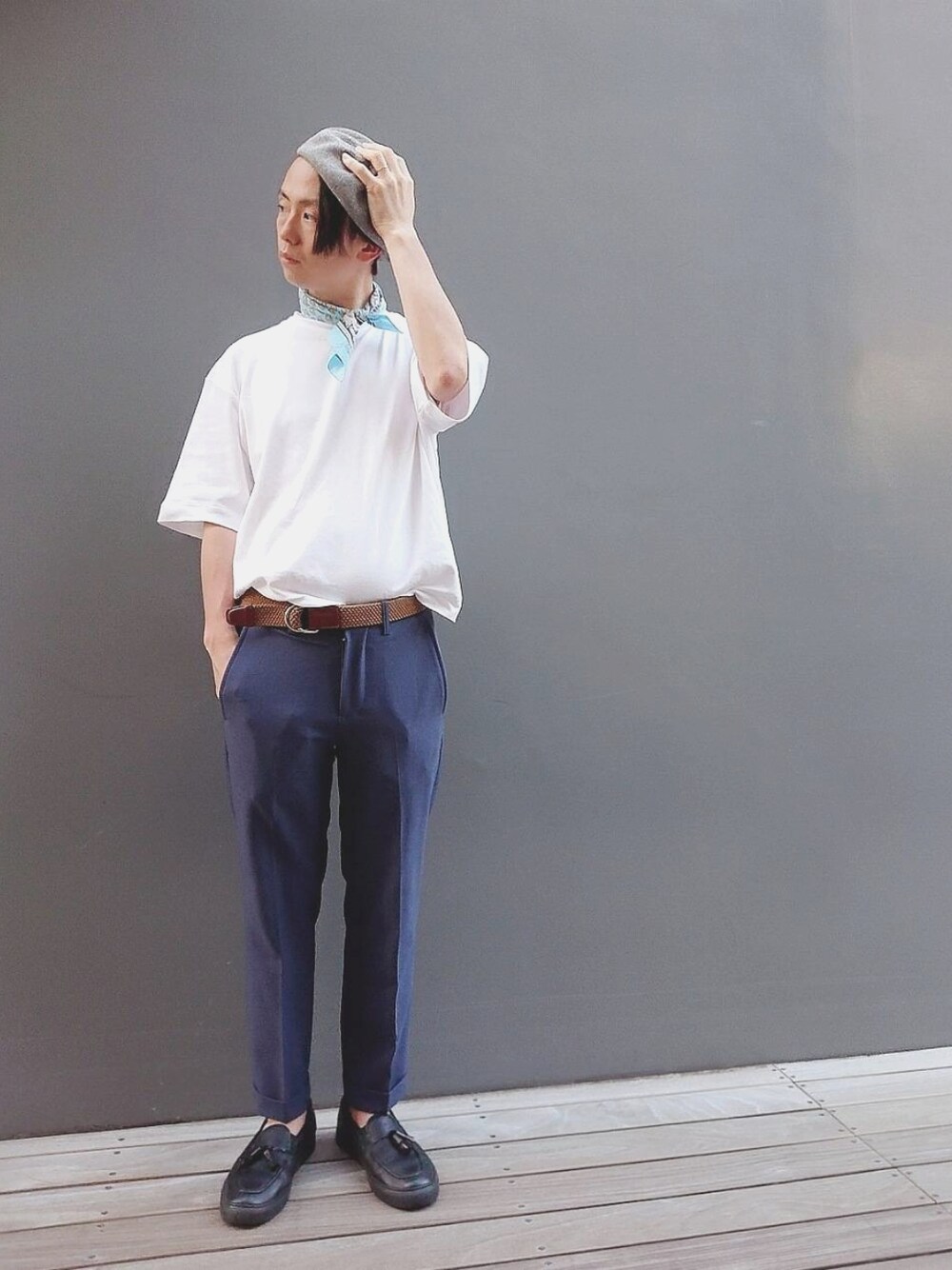 「#タックイン、白Tシャツ、カラーパンツ、革靴」｜「無印良品のアイテム（Tシャツ/カットソー、ホワイト系）」を使った、machaboさん（メンズ・165cm）の春コーディネートの1枚目の写真