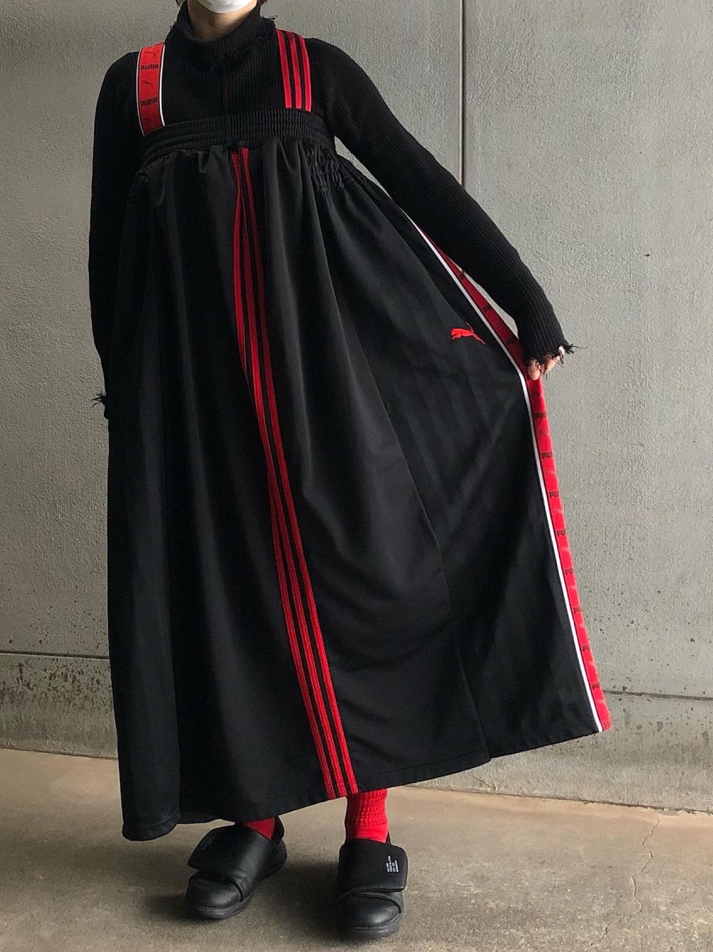 「アクロンリメイク✂️、マキシ丈ワンピース、スポーツミックス、リメイクジャージ、ブラック×レッド」｜「WHO'S WHO galleryのダメージスライドリブニット（ニット/セーター、ブラック系）」を使った、アクロン🚛🎶さん（レディース・164cm）の冬コーディネートの1枚目の写真