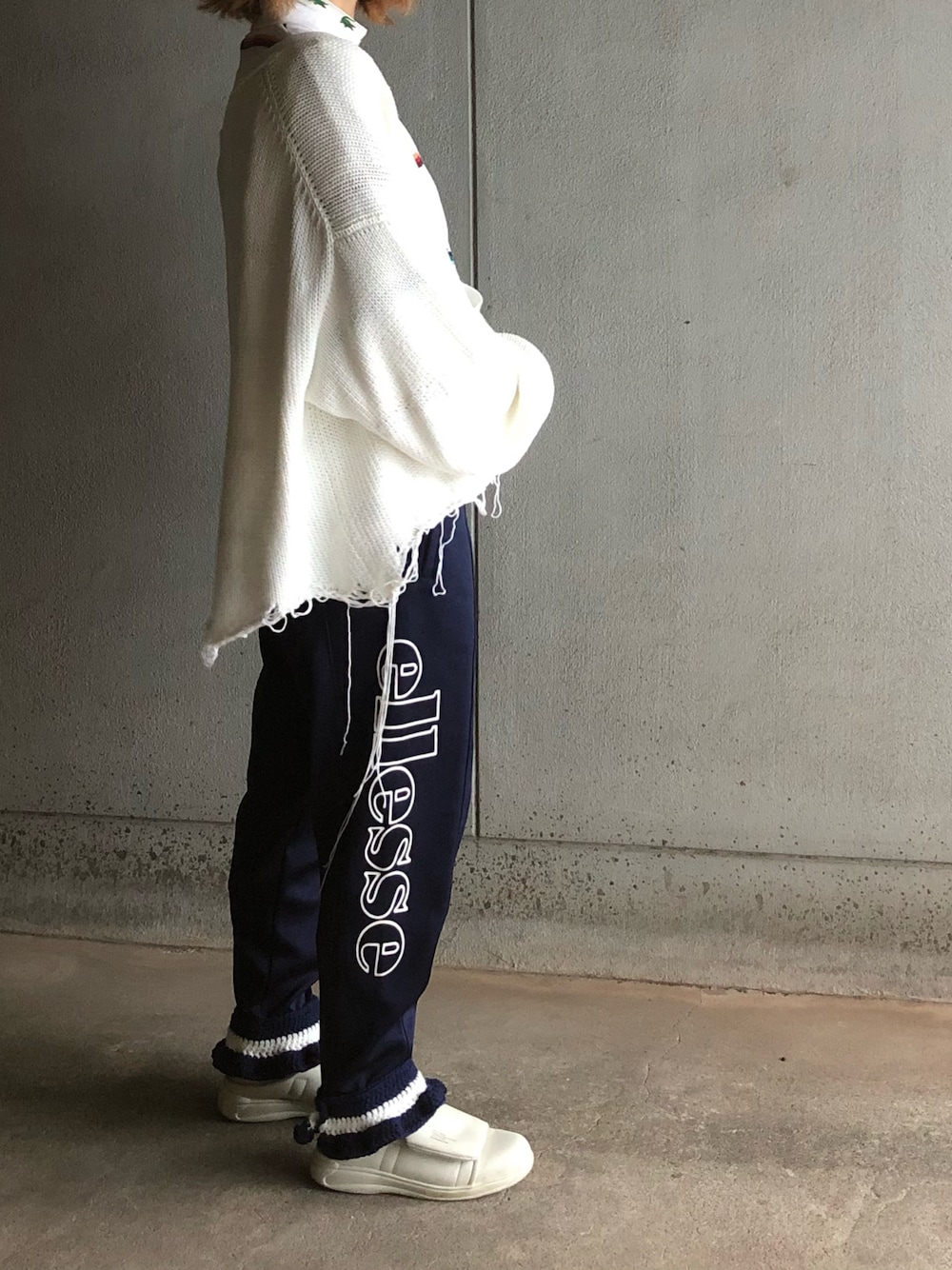 「ラクチンコーデ、カーディガン、ダメージ加工、doublet、ジャージ、ジャージリメイク、アクロンリメイク✂️、AKURONREMAKEfeatRabbit」｜「LACOSTEのアイテム（Tシャツ/カットソー、ホワイト系）」を使った、アクロン🚛🎶さん（レディース・164cm）の秋コーディネートの1枚目の写真