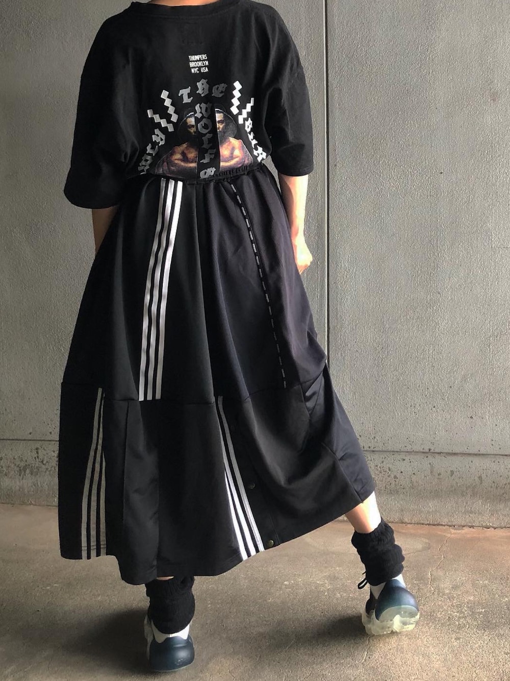 「アクロンリメイク✂️、ロングスカート、バルーンスカート、バルーンシルエット、古着MIX、古着リメイク、ジャージリメイク、grounds、千代の富士、モノトーン、モノトーンコーデ、ルーズソックス」｜「THUMPERS BROOKLYN NYC USAのアイテム（Tシャツ/カットソー、ブラック系）」を使った、アクロン🚛🎶さん（骨格ストレート・レディース・164cm）の秋コーディネートの1枚目の写真