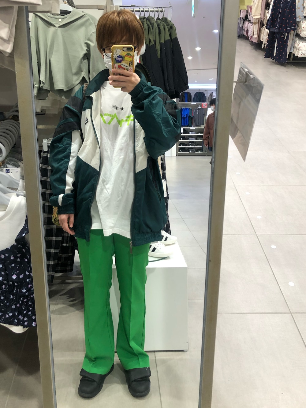「春服みてみて、カジュアルコーデ、カラーパンツ、不純喫茶ベナレス、ラフコーデ、古着MIX、スポーツミックス、adidas、ライムグリーン」｜「不純喫茶ベナレスのアイテム（Tシャツ/カットソー、ホワイト系）」を使った、アクロン🚛🎶さん（レディース・164cm）の春コーディネートの1枚目の写真