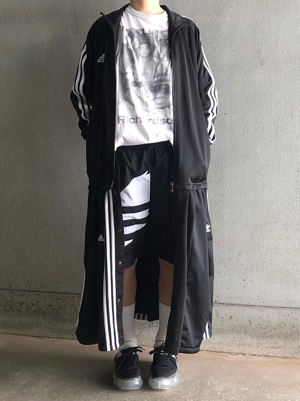 「秋コーデ、アクロンリメイク✂️、adidas、スポーツミックス、grounds、モノトーン、モノトーンコーデ」｜「RICHARDSONの【Richardson】CHIYONOFUJI LONG SLEEVE TEE（Tシャツ/カットソー、ホワイト系）」を使った、アクロン🚛🎶さん（レディース・164cm）の秋コーディネートの1枚目の写真