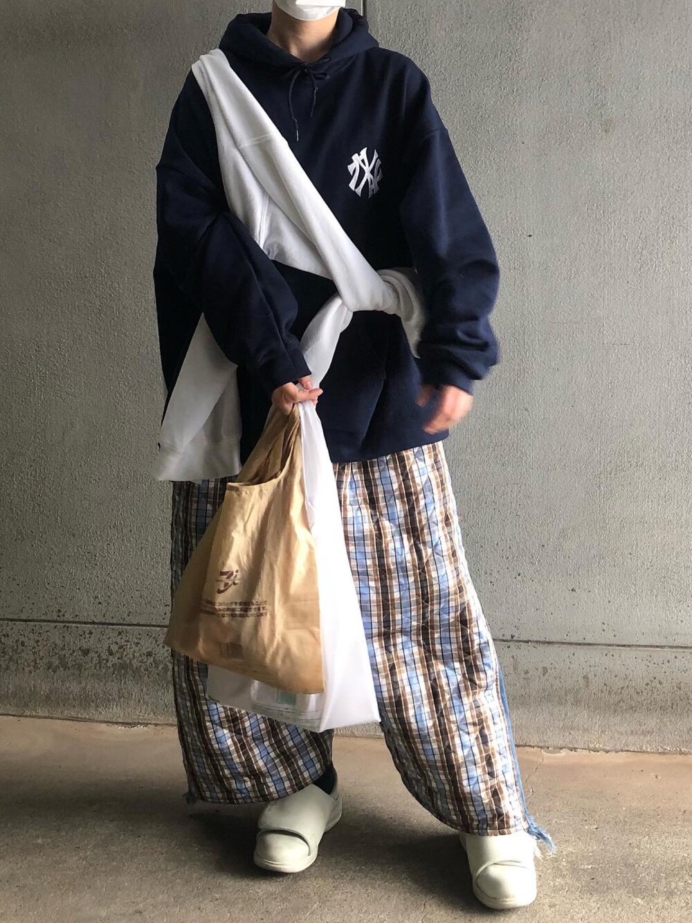 「休日スタイル、春コーデ、カジュアル、ROYAL FLASH、requal、bodysong.、ROSTER SOX、エコバッグ」｜「ROYAL FLASHの【別注】RequaL≡/リコール/Wレイヤードフーディー(NAVYxWHT)（パーカー、ブルー系）」を使った、アクロン🚛🎶さん（レディース・164cm）の春コーディネートの1枚目の写真