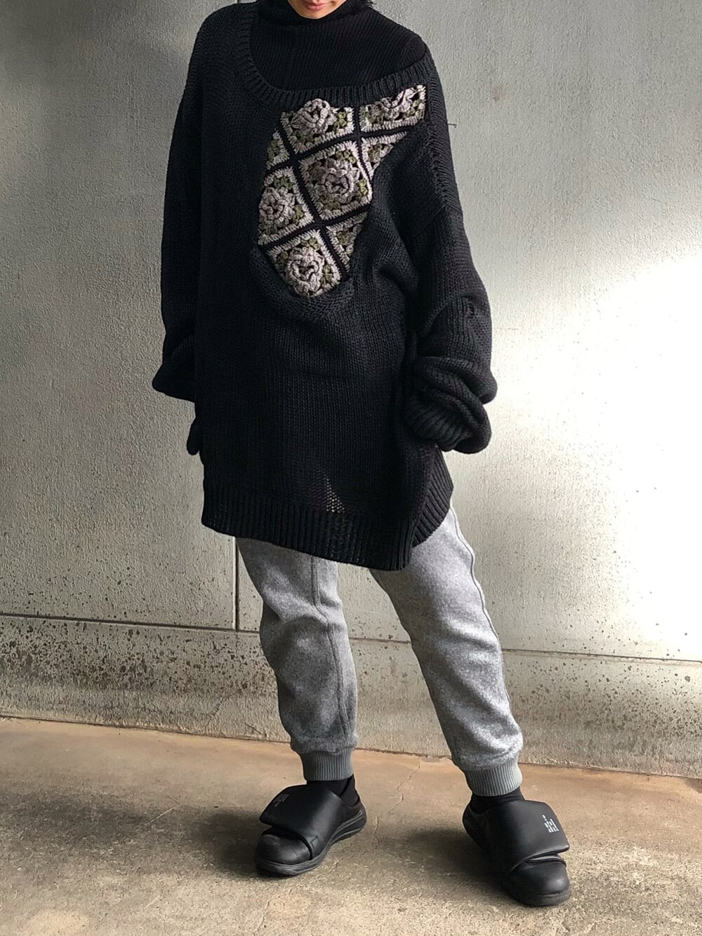 「ゆったりコーデ、ニット、オーバーサイズ、黒、レイヤードスタイル」｜「WHO'S WHO galleryのダメージスライドリブニット（ニット/セーター、ブラック系）」を使った、アクロン🚛🎶さん（レディース・164cm）の冬コーディネートの1枚目の写真