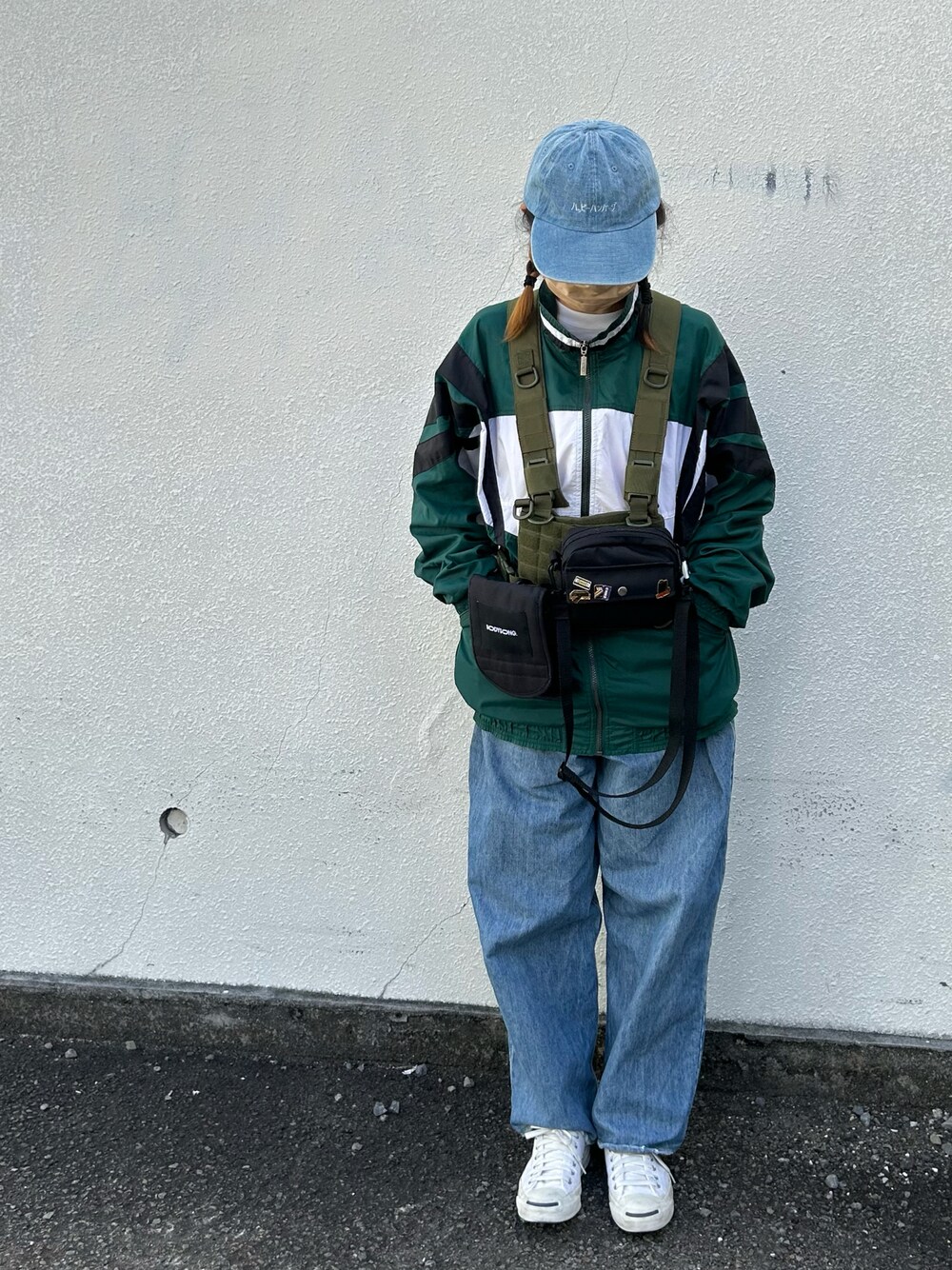 「秋服まるっと大公開、秋服、ウィンドブレーカー、ハッピーハンバーグ、デニム、デニムパンツ、コンバース、bodysong.、パンツコーデ、メンズライク」｜「adidasの【ヴィンテージ古着】90's adidas/アディダス フルジップ ナイロンジャケット（ナイロンジャケット、グリーン系）」を使った、アクロン🚛🎶さん（骨格ストレート・レディース・164cm）の秋コーディネートの1枚目の写真
