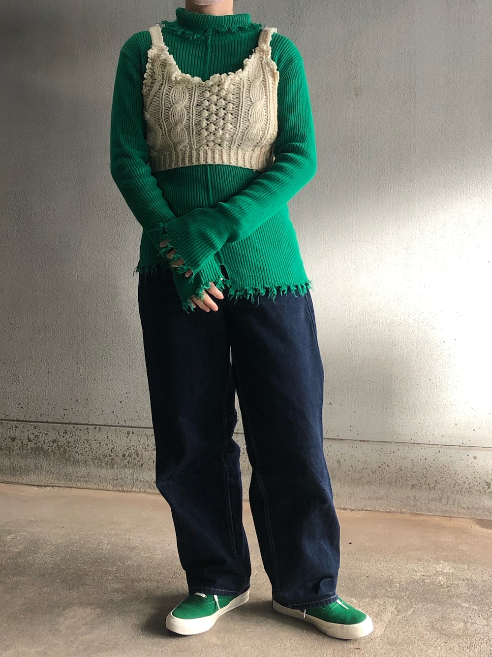 「ビスチェ、ニットビスチェ、ダメージニット、ビスチェ×デニム、グリーン、converse、アクロンリメイク✂️、リメイクニット、古着リメイク」｜「WHO'S WHO galleryのダメージスライドリブニット（ニット/セーター、グリーン系）」を使った、アクロン🚛🎶さん（レディース・164cm）の冬コーディネートの1枚目の写真