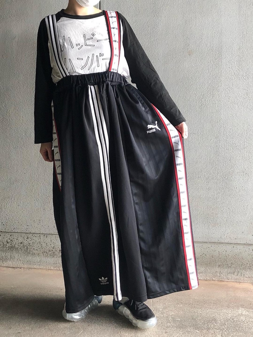 「春服みてみて、古着MIX、古着リメイク、ジャージリメイク、ジャンバースカート、ハッピーハンバーグ、grounds」｜「ハッピーハンバーグのアイテム（Tシャツ/カットソー、ブラック系）」を使った、アクロン🚛🎶さん（レディース・164cm）の春コーディネートの1枚目の写真