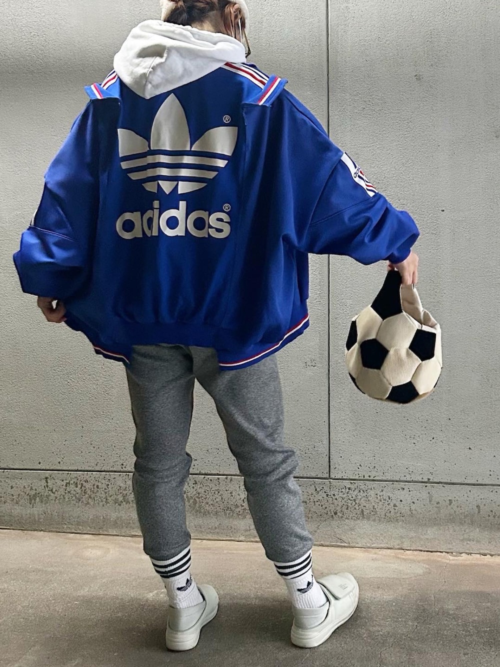 「秋冬コーデ、アクロンリメイク✂️、サムライブルー、侍ジャパン、サッカー、ore、スポーツミックス、古着MIX、ワールドカップ」｜「平山昌尚（HIMAA）× LIVERARYのアイテム（パーカー、ホワイト系）」を使った、アクロン🚛🎶さん（骨格ストレート・レディース・164cm）の冬コーディネートの1枚目の写真