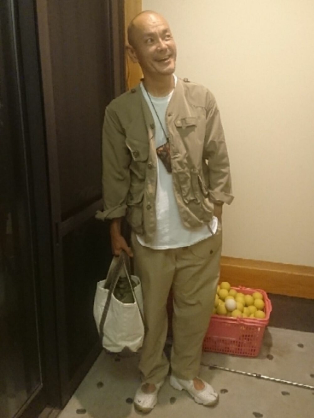 South2 West8のノーカラージャケットを使った人気ファッション