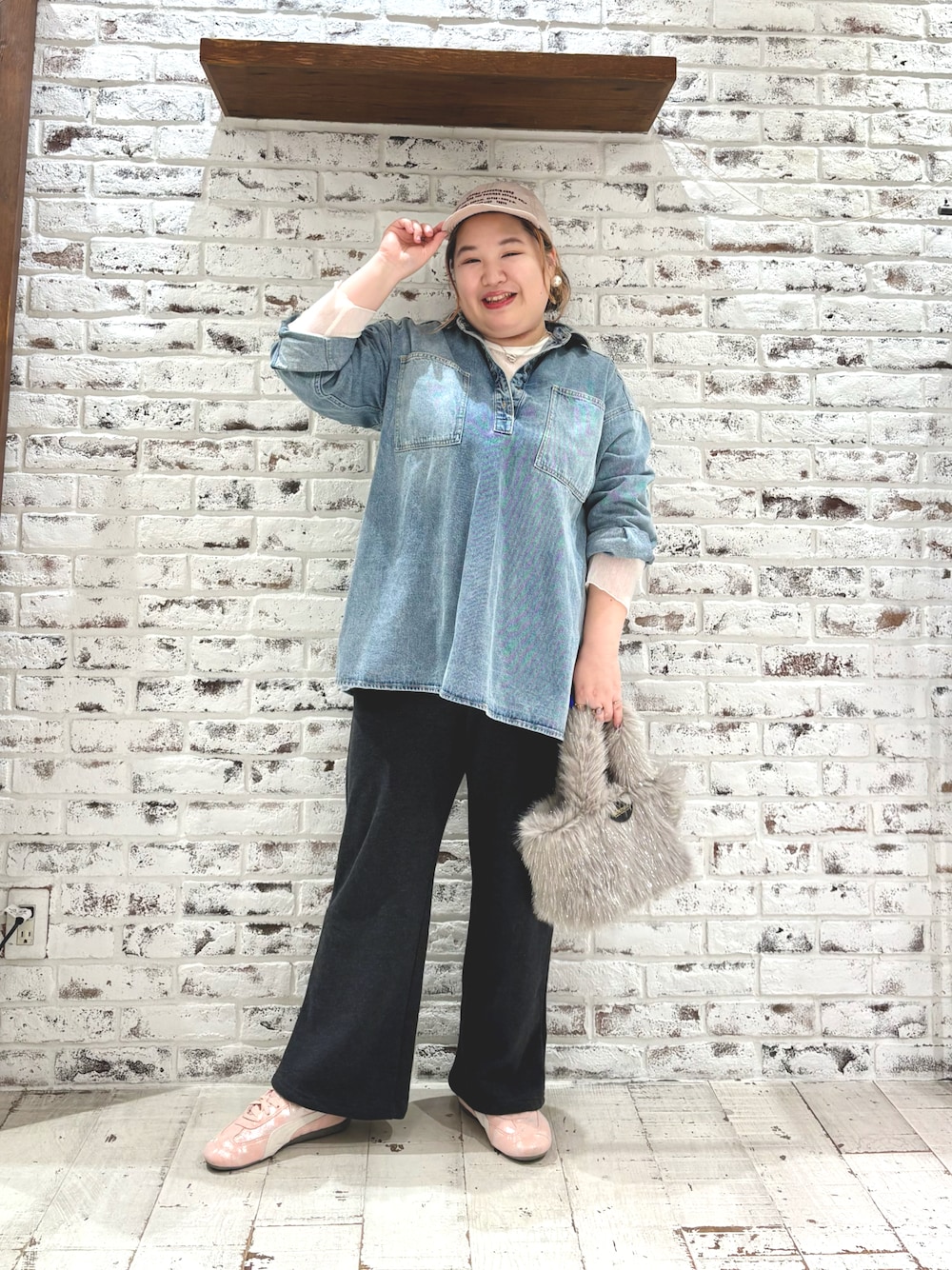 ブルー系のシャツ/ブラウス、ホワイト系のTシャツ/カットソー、グレー系のスウェットパンツを着用したレディースの秋コーディネートの1枚目の写真