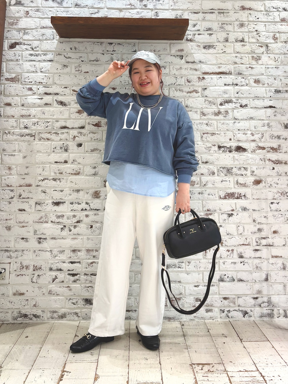 ブルー系のTシャツ/カットソー、ブルー系のシャツ/ブラウス、ホワイト系のスウェットパンツを着用したレディースの冬コーディネートの1枚目の写真