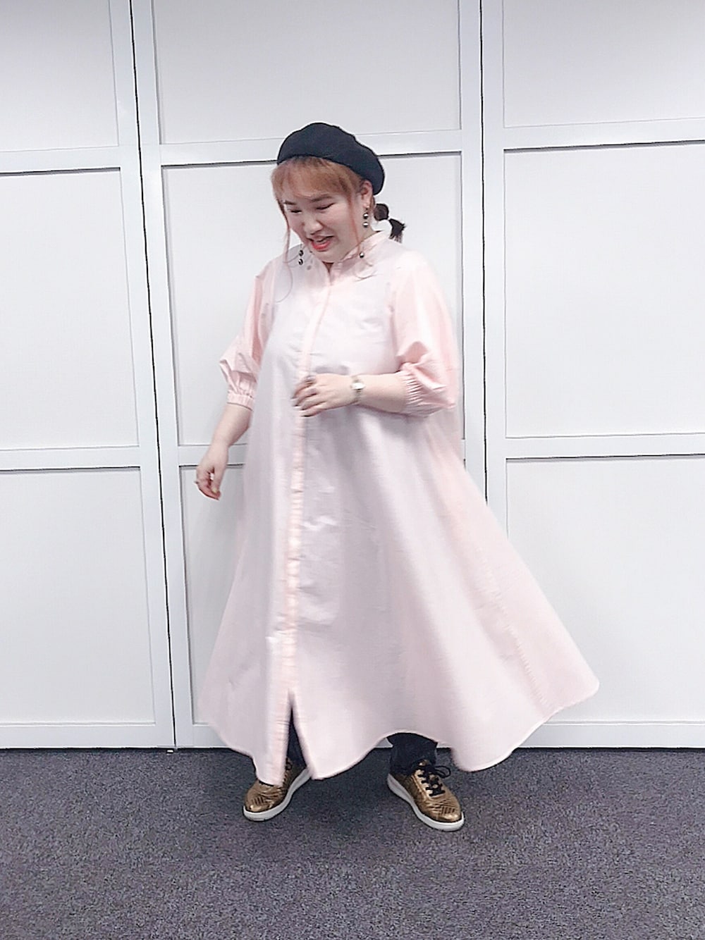 ピンク系のワンピース、グレー系のデニムパンツ、ブラック系のその他パンツを着用したレディースの春コーディネートの5枚目の写真