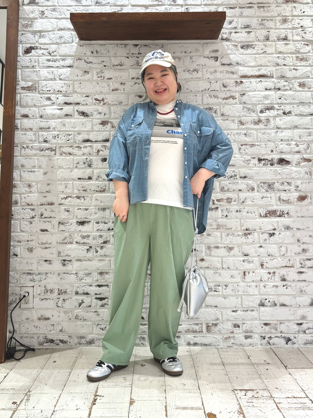 ブルー系のシャツ/ブラウス、グリーン系のその他パンツ、ホワイト系のTシャツ/カットソーを着用したレディースの春コーディネートの1枚目の写真