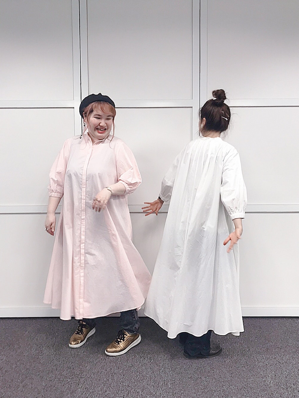 ピンク系のワンピース、グレー系のデニムパンツ、ブラック系のその他パンツを着用したレディースの春コーディネートの4枚目の写真