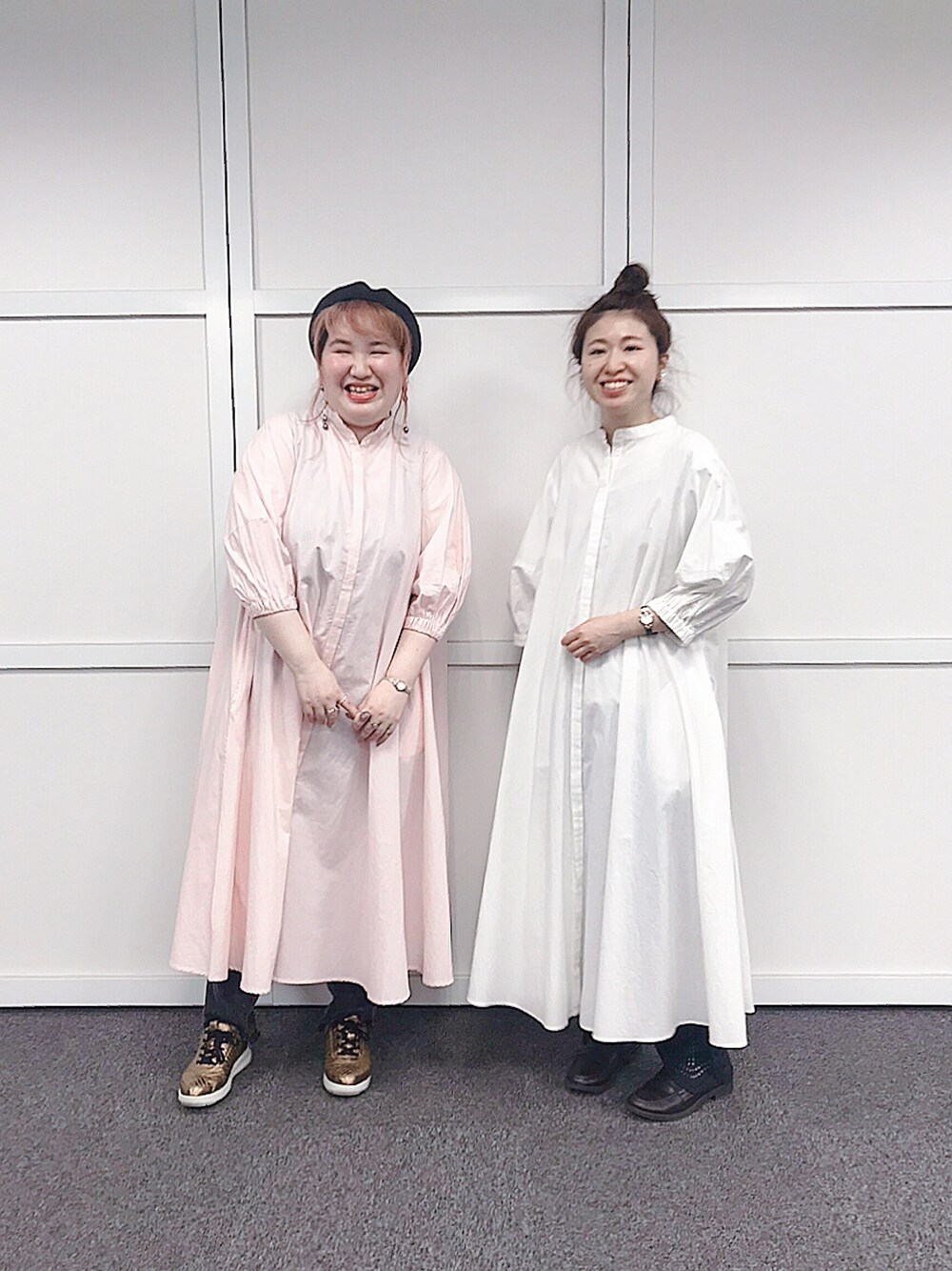 ピンク系のワンピース、グレー系のデニムパンツ、ブラック系のその他パンツを着用したレディースの春コーディネートの2枚目の写真