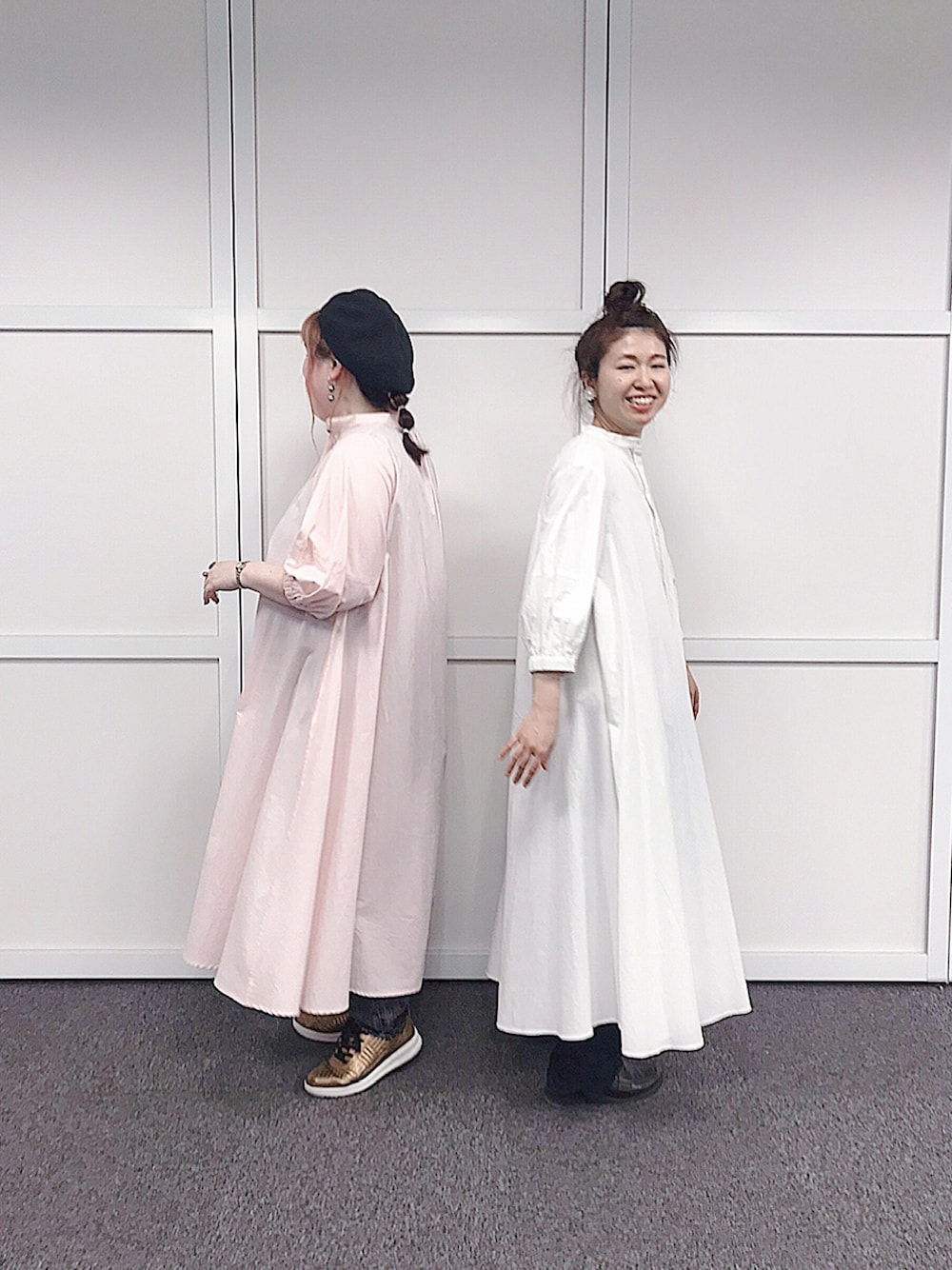 ピンク系のワンピース、グレー系のデニムパンツ、ブラック系のその他パンツを着用したレディースの春コーディネートの3枚目の写真