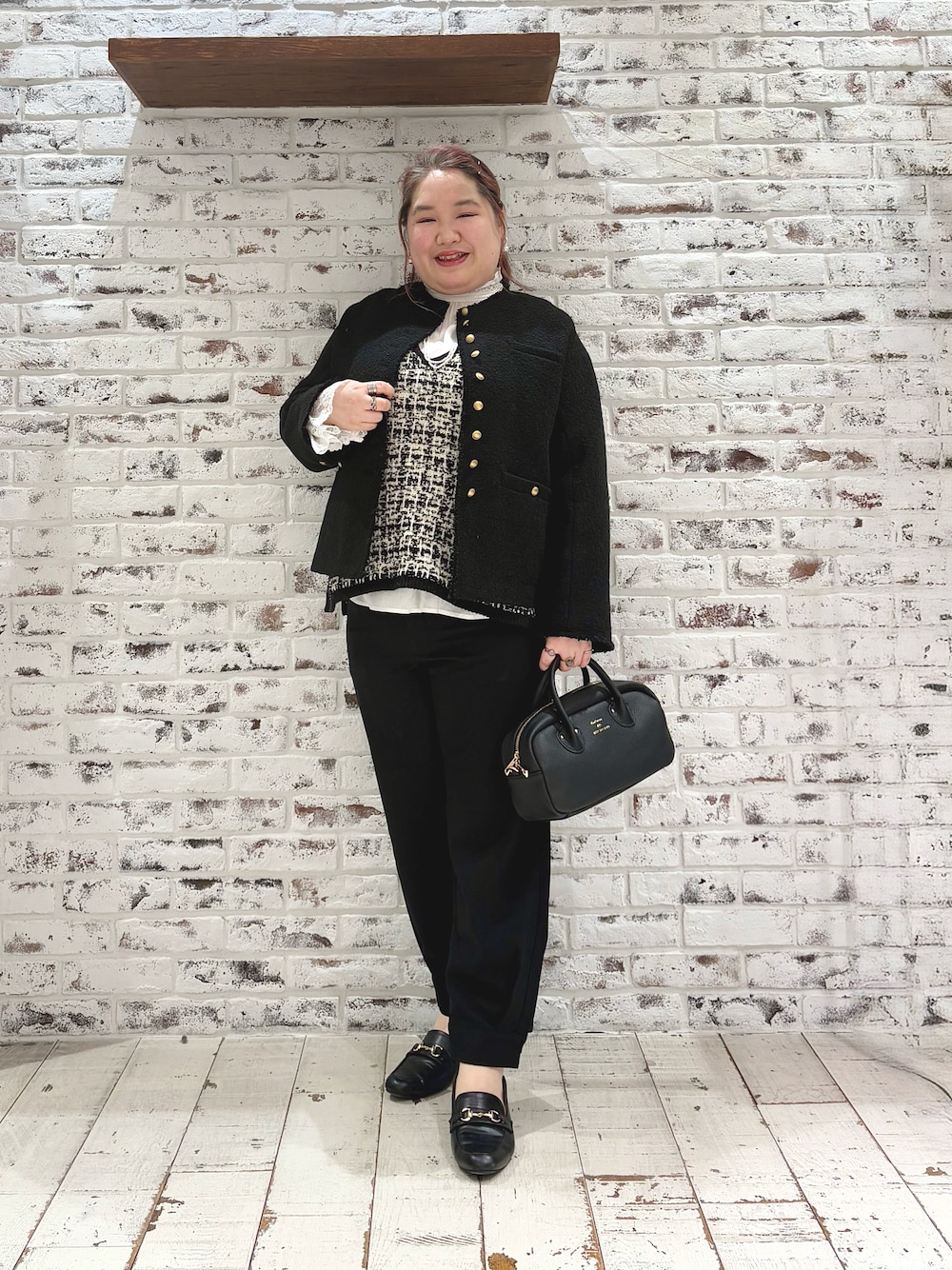 その他のトップス、ホワイト系のシャツ/ブラウス、ブラック系のノーカラージャケットを着用したレディースの冬コーディネートの1枚目の写真