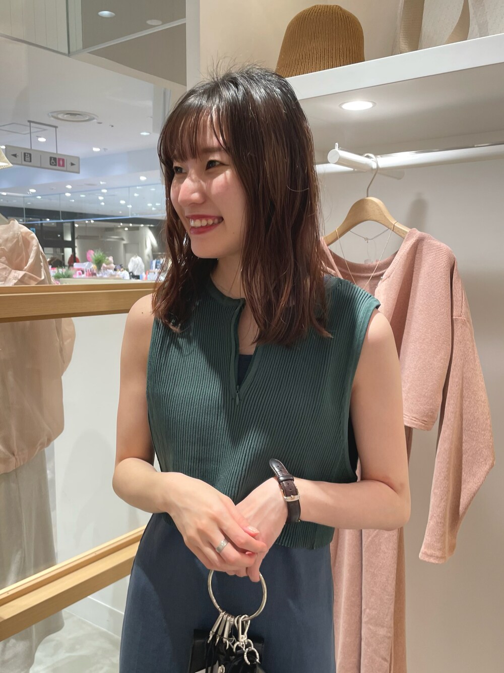 グリーン系のワンピース、ブラック系のショルダーバッグ、ブラック系のサンダルを着用したレディースの春コーディネートの1枚目の写真