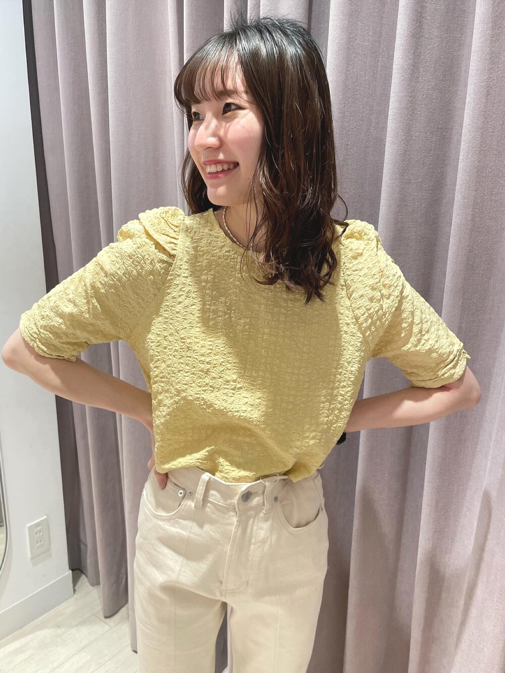 イエロー系のシャツ/ブラウス、ホワイト系のデニムパンツ、ホワイト系のサンダルを着用したレディースの春コーディネートの1枚目の写真