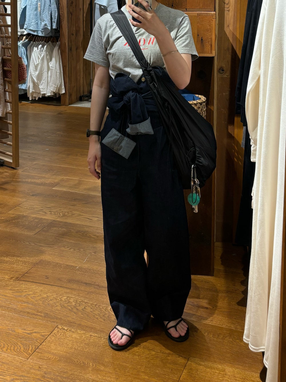 「プリントT、Tシャツ、ライブTシャツ、つなぎ、オールインワン、ジャンプスーツ、デニム、デニムパンツ、サンダル、teva、ショルダーバッグ、ナイロンバッグ」｜「CANAL JEANのRED CHOP WORKS(レッドチョップワークス) デニムジャンプスーツ（つなぎ/オールインワン、ブルー系）」を使った、夏生まれさん（骨格ストレート・レディース・167cm）の夏コーディネートの1枚目の写真