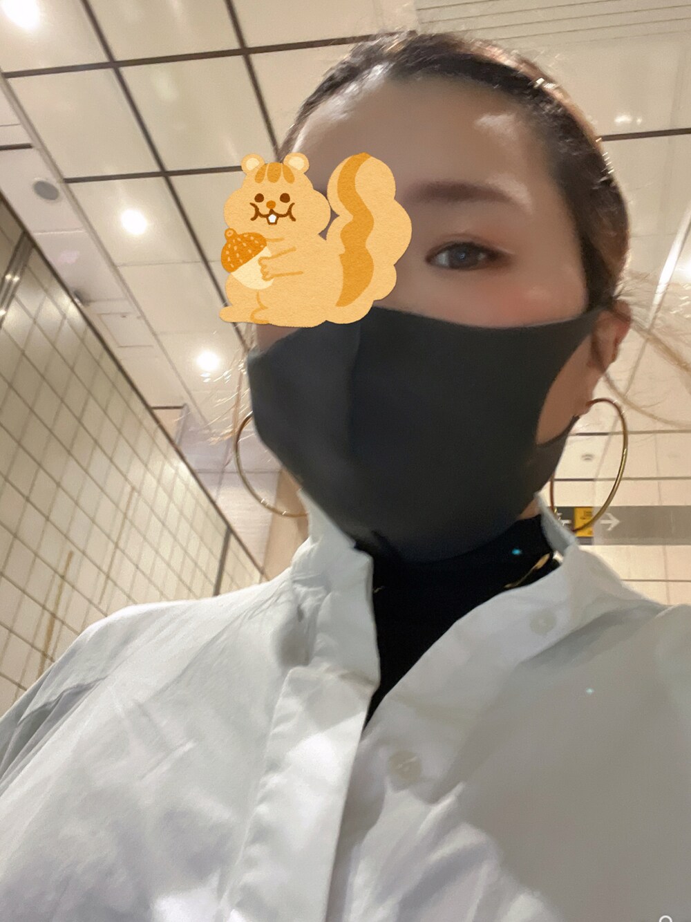 ホワイト系のシャツ/ブラウス、ブラック系のTシャツ/カットソー、ブラック系のその他パンツを着用したレディースの秋コーディネートの1枚目の写真