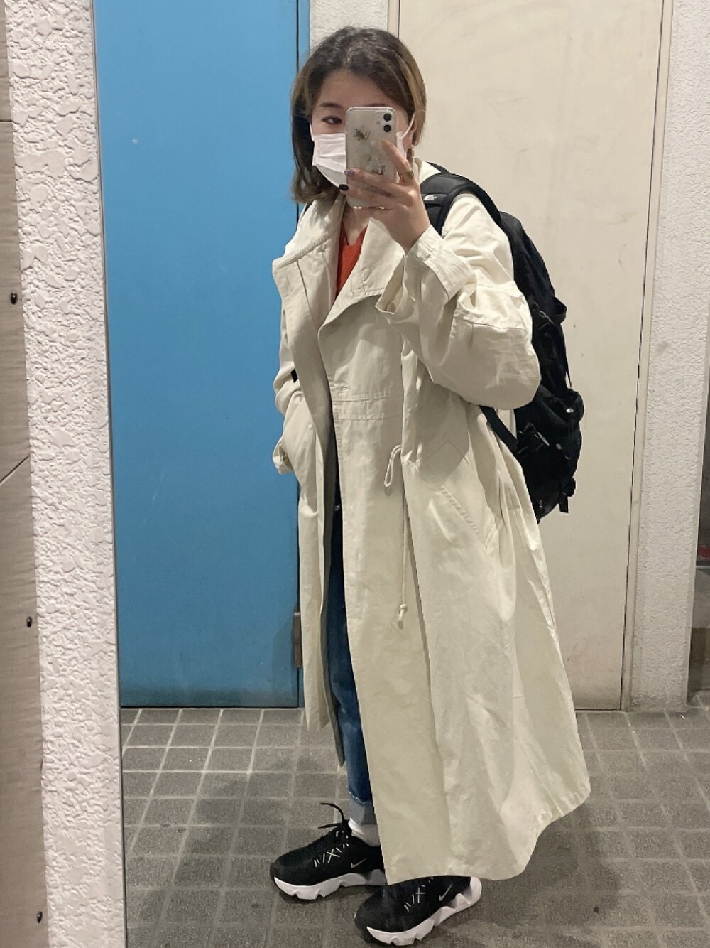 「春服みてみて、春カラー、大人カジュアル、スニーカーコーデ、低身長、デニム」｜「attrayantのアイテム（ステンカラーコート、ホワイト系）」を使った、ponさん（レディース・154cm）の春コーディネートの1枚目の写真