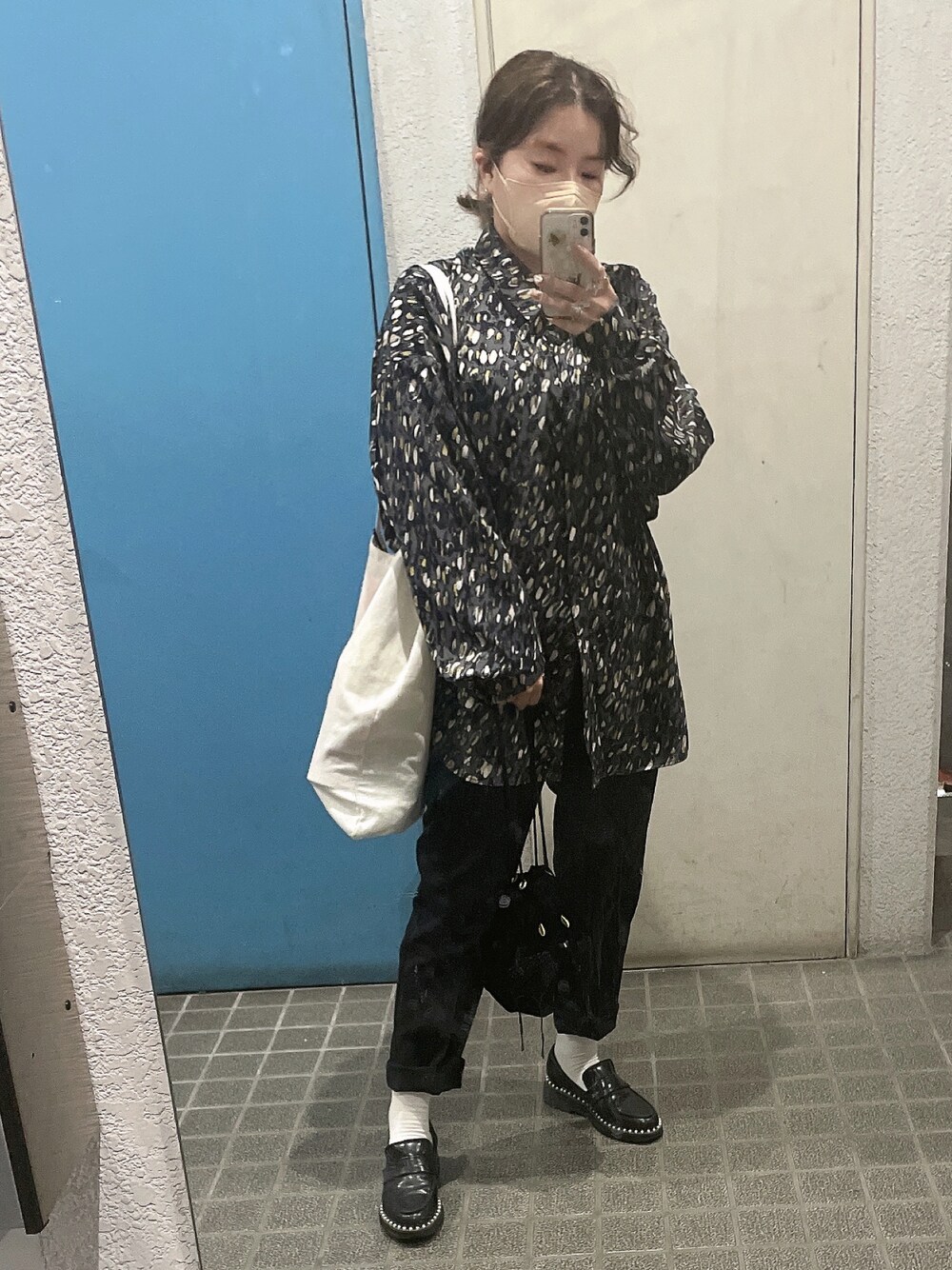 「シャツスタイル、柄シャツ、低身長」｜「DONOBANのパールトリムローファー（ローファー、ブラック系）」を使った、ponさん（レディース・154cm）の秋コーディネートの1枚目の写真