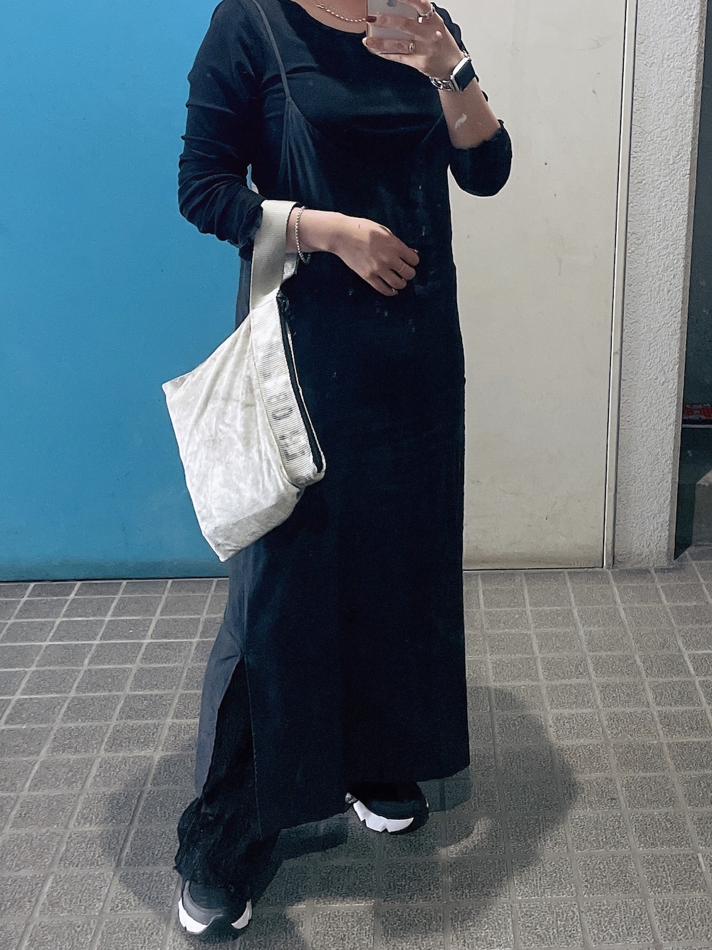 「秋コーデ、シンプル、低身長コーデ、ワントーンコーデ、black」｜「PUEBCOのVINTAGE SLING BELT POUCH（ハンドバッグ、シルバー系）」を使った、ponさん（レディース・154cm）の秋コーディネートの1枚目の写真