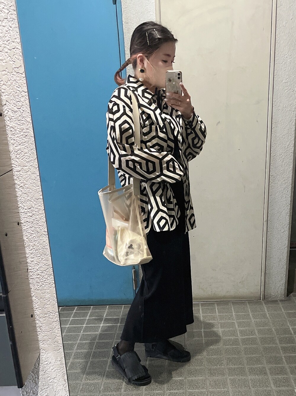 「オトナ女子、低身長、モード、秋先取りコーデ」｜「ZARAのアイテム（シャツ/ブラウス、ブラック系）」を使った、ponさん（レディース・154cm）の夏コーディネートの1枚目の写真
