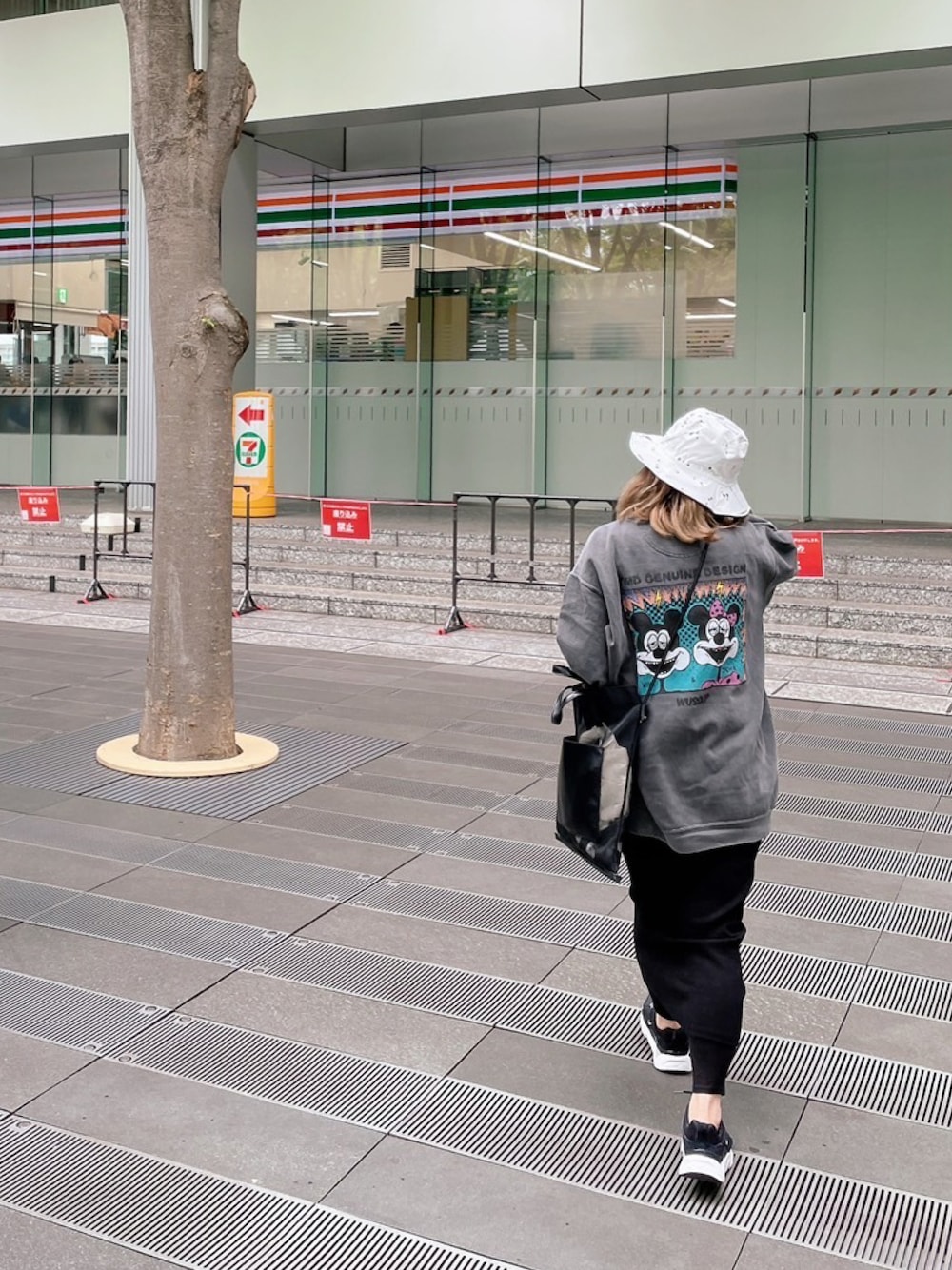 「低身長、オーバーサイズ、スニーカー」｜「TMDのアイテム（スウェット、グレー系）」を使った、ponさん（レディース・154cm）の春コーディネートの1枚目の写真
