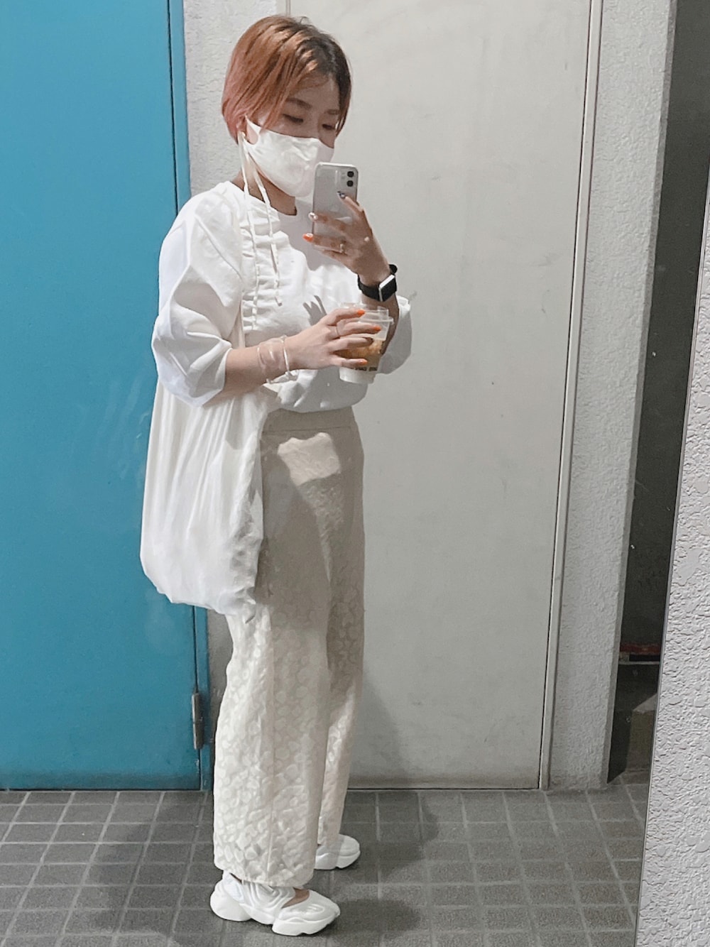 「シンプルコーデ、初夏コーデ、キレイめ、韓国ファッション、ボリューム袖、低身長、ワントーンコーデ、オールホワイト、ホワイト」｜「NIKEのNIKE ナイキ W AQUA RIFT ウィメンズ アクアリフト CW7164-100WHT/WHT（スニーカー、ホワイト系）」を使った、ponさん（レディース・154cm）の夏コーディネートの1枚目の写真