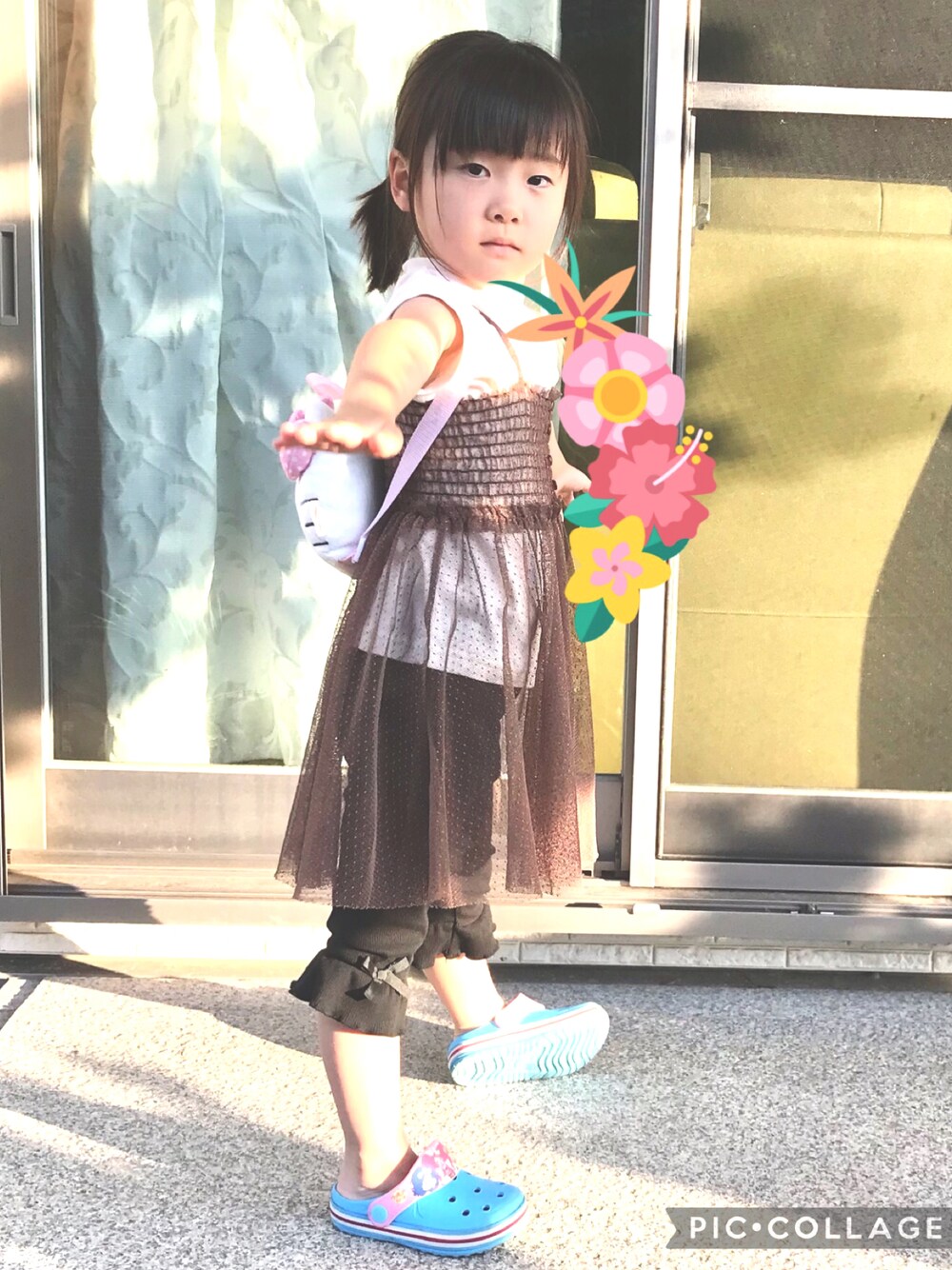 「みんなの白Tフェス、女の子、Tシャツ、おしゃれさんと繋がりたい、夏、ブラウン、ワンピース、シンプルコーデ、シンプル、カジュアル、レース、きれいめカジュアル、キッズコーデ、キッズファッション、双子コーデ」｜「BRANSHESのチュールキャミソール&Tシャツセット（Tシャツ/カットソー、ブラウン系）」を使った、kikiさん（キッズ・80cm）の夏コーディネートの1枚目の写真