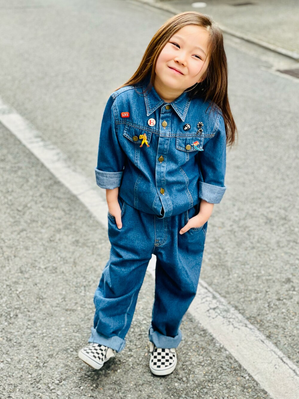 「VANS、女の子コーデ、セットアップ、6歳、110cm、デニム、オーバーサイズ、デニムパンツ、ワントーンコーデ」｜「VANSのアイテム（スニーカー、ブラック系）」を使った、inmine8さん（キッズ・100cm）の冬コーディネートの1枚目の写真