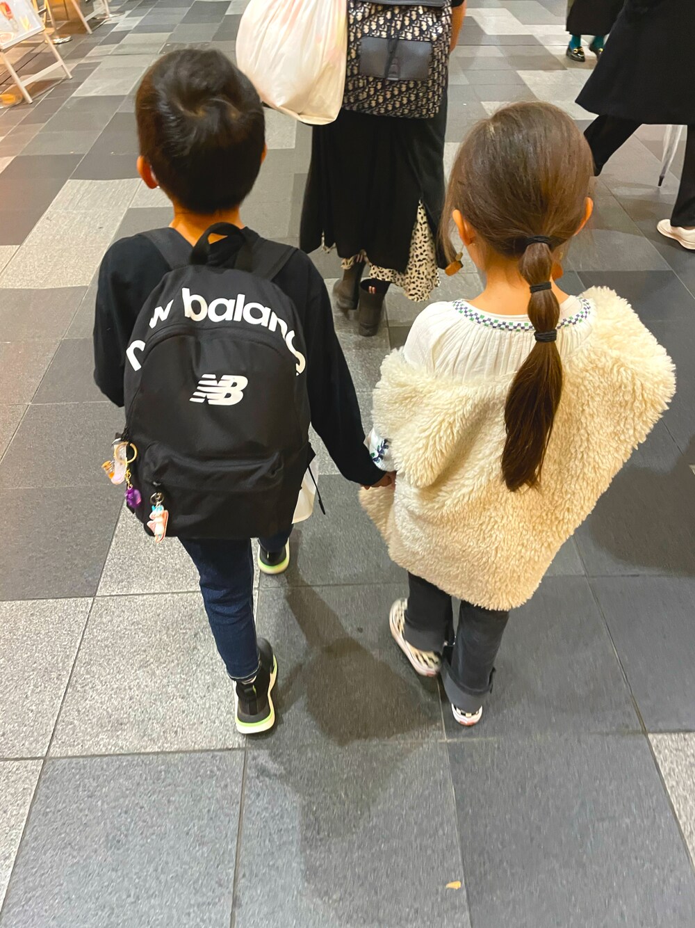 「デートコーデ、ファーベスト、6歳、女の子」｜「GUのアイテム（その他アウター、ベージュ系）」を使った、inmine8さん（キッズ・110cm）の冬コーディネートの1枚目の写真