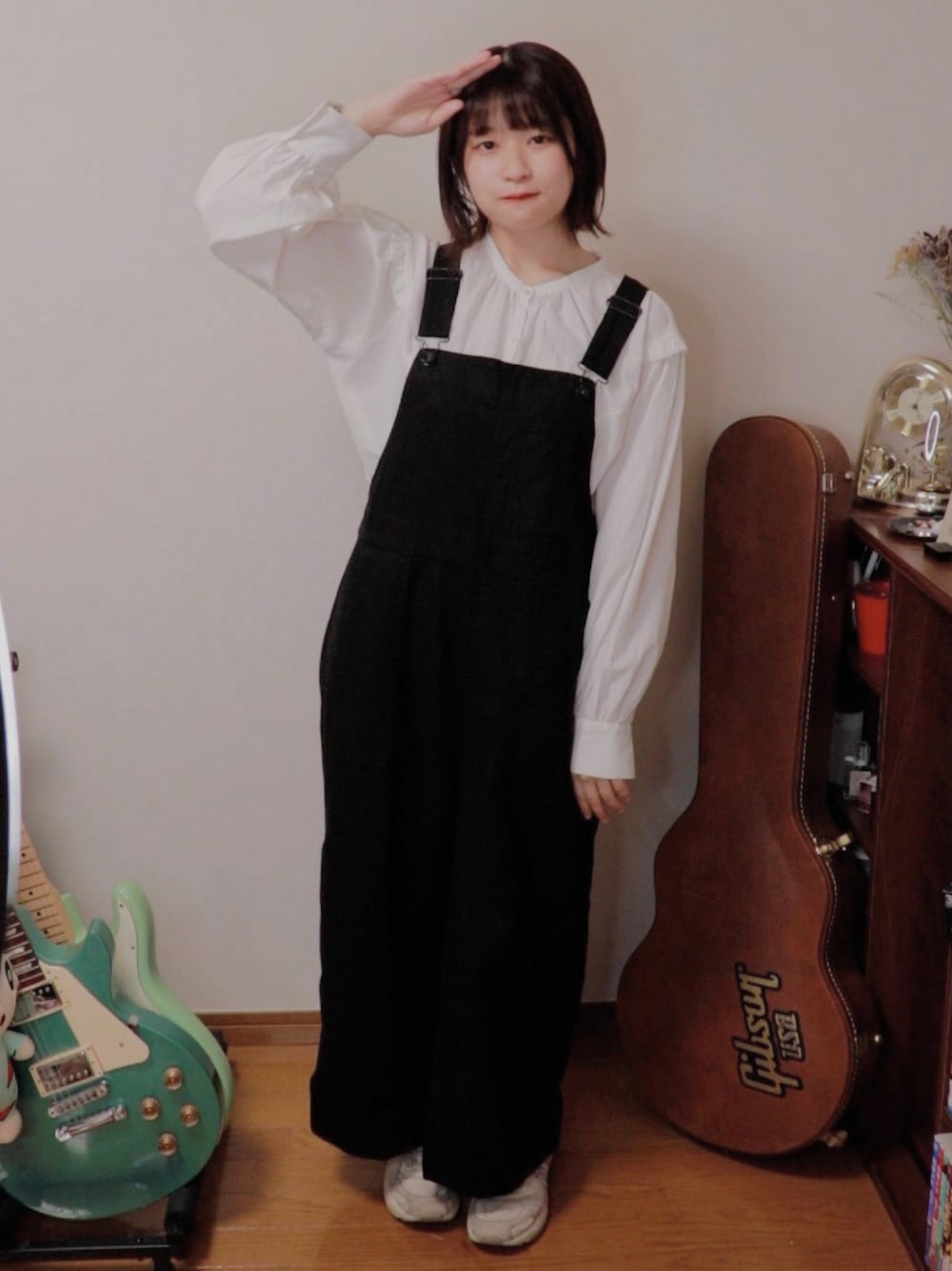 「秋のコーデ、オーバーサイズ、オーバーオール、大人カジュアル、スニーカー、休日コーデ、おしゃれさんと繋がりたい」｜「FILAのルミナンス NW（スニーカー、ベージュ系）」を使った、あおいちひろさん（レディース・155cm）の秋コーディネートの1枚目の写真