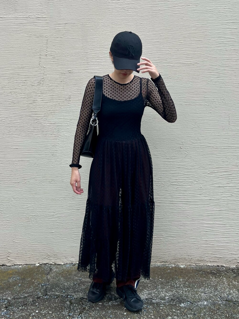 「秋コーデ、おでかけコーデ、シアートップス、トラックパンツ、ブラックコーデ、モノトーンコーデ、古着MIX、レイヤードスタイル、キャップ、スニーカー、モノトーン」｜「GANNIのアイテム（バッグ、ブラック系）」を使った、azuさん（レディース・160cm）の秋コーディネートの1枚目の写真