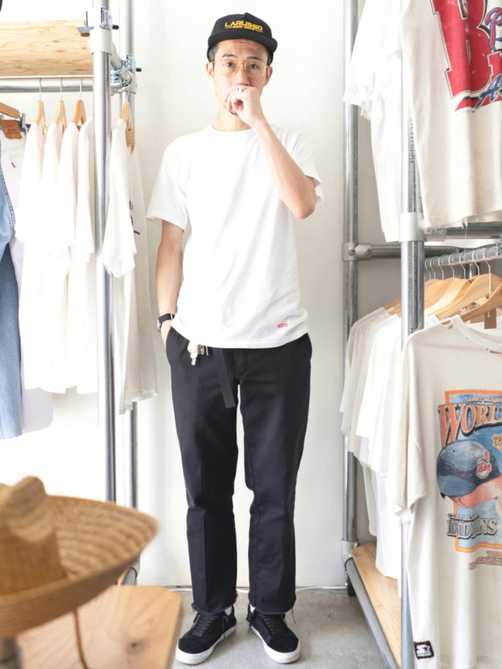 ブラック系のスニーカー、グレー系のチノパンツ、ホワイト系のTシャツ/カットソーを着用したメンズの夏コーディネートの1枚目の写真