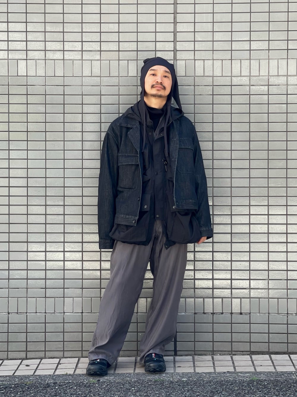 「yoke、TOIRONIER、SALOMON、sunsea」｜「ToironierのToironier/トワロニエ/Denim G-Jacket（デニムジャケット、ブラック系）」を使った、武士俣  淳(GARDEN 渋谷)さん（メンズ・163cm）の春コーディネートの1枚目の写真