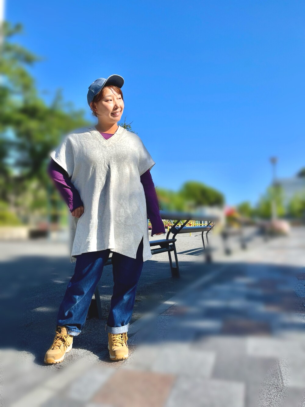 ホワイト系のパーカー、ブルー系のデニムパンツ、イエロー系のスニーカーを着用したレディースの春コーディネートの1枚目の写真