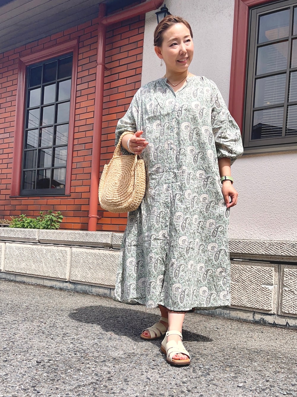 「最近のいい感じコーデ、サンダル、大人可愛い、夏コーデ、ゆるシルエット、楽チンコーデ、カジュアルガーリー、春夏、低身長女子、ぽっちゃり、今日のコーデ、150cm台コーデ、低身長、ワンピース、柄ワンピース」｜「Belle& Sofaのアイテム（サンダル、ホワイト系）」を使った、moeさん（骨格ナチュラル・レディース・151cm）の春コーディネートの1枚目の写真