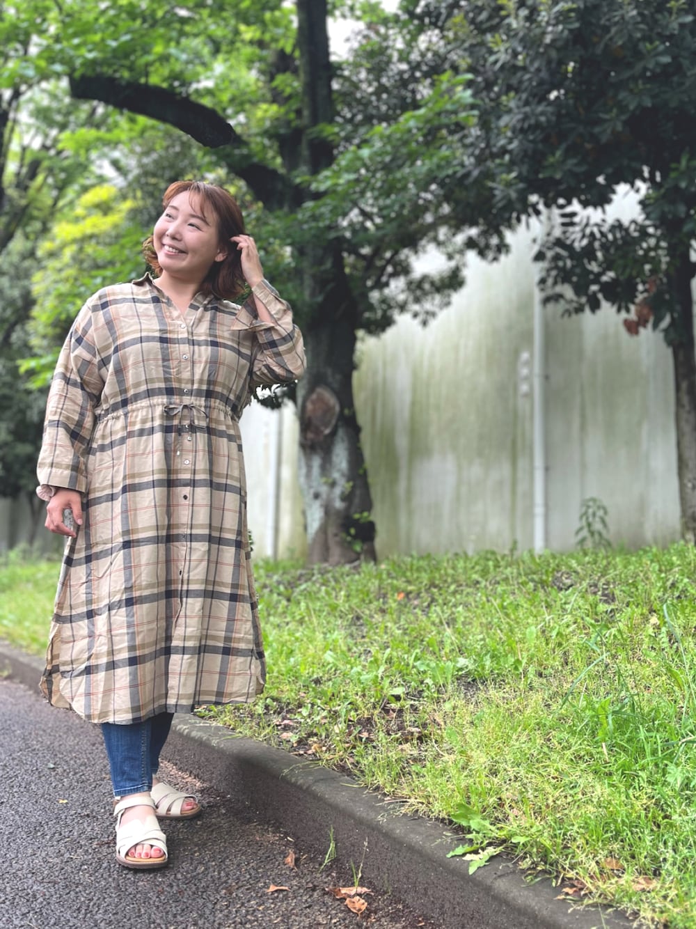 「サンダル、ラクチンコーデ、ゆるコーデ、オトナ女子、大人ファッション、オトナカジュアル、ワンピーススタイル、キレイめカジュアル、低身長レディースファッション、春、キレイめ、きれいめコーデ、低身長、150cm台コーデ、シャツワンピース」｜「Belle& Sofaのアイテム（サンダル、ホワイト系）」を使った、moeさん（骨格ナチュラル・レディース・151cm）の春コーディネートの1枚目の写真