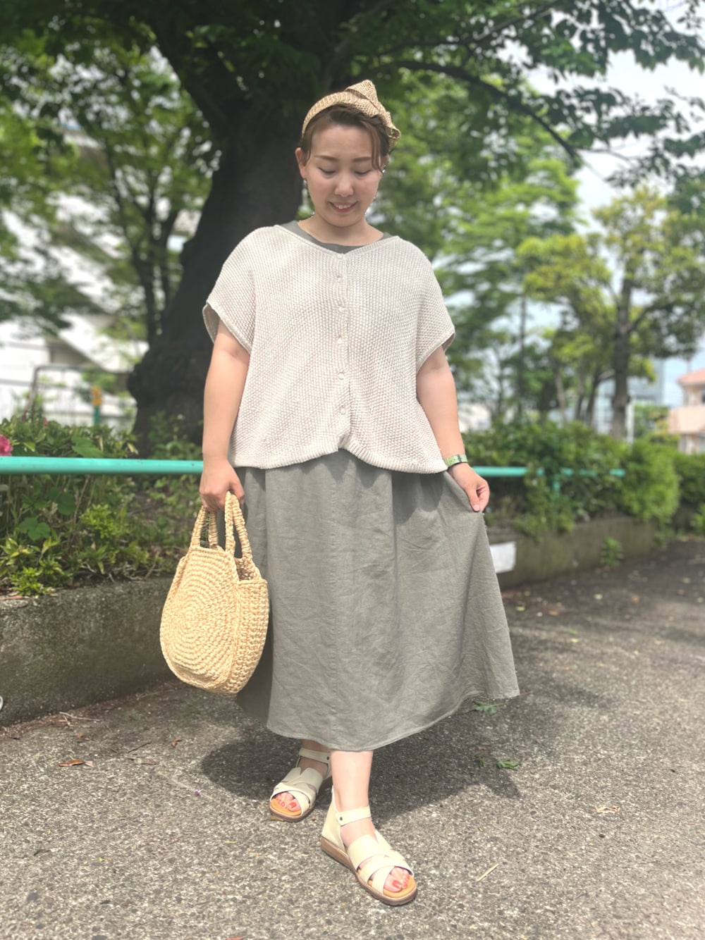 「カチューシャ、レイヤードスタイル、サンダル、きれいめコーデ、大人ファッション、楽チンコーデ、大人女子、低身長女子、低身長コーデ、大人コーデ、春服コーデ、グレー、古着MIX、150cm台コーデ、カーディガン」｜「自分でハンドメイドした麻バッグのアイテム（バッグ、ベージュ系）」を使った、moeさん（骨格ナチュラル・レディース・151cm）の春コーディネートの1枚目の写真